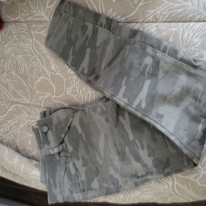 Universal thread womans camo jeans size 2/26 jeans.
